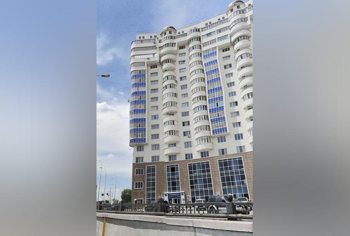 В Алматы подросток упал с 18-го этажа жилого дома