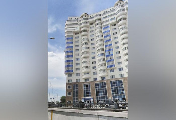 В Алматы подросток упал с 18-го этажа жилого дома