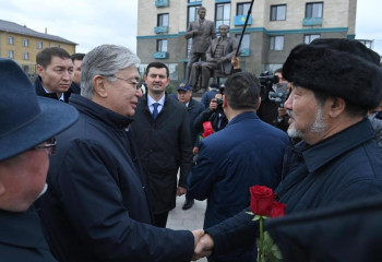 Тоқаев: Мұхтар Әуезов пен Қайым Мұхамедхановты бөле-жарып қарау мүмкін емес