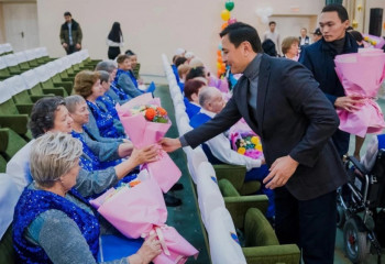 Көлгінов елордалық зейнеткерлерді Қарттар күнімен құттықтады