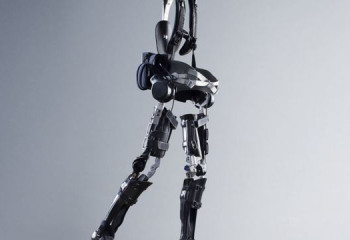 Подростку из многодетной семьи подарили первый экзоскелет по программе фонда 