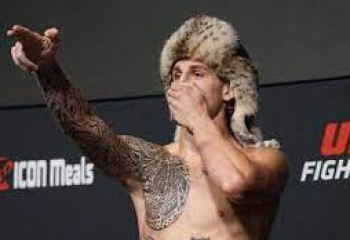 Американский боец снова надел казахский головной убор перед поединком в UFC