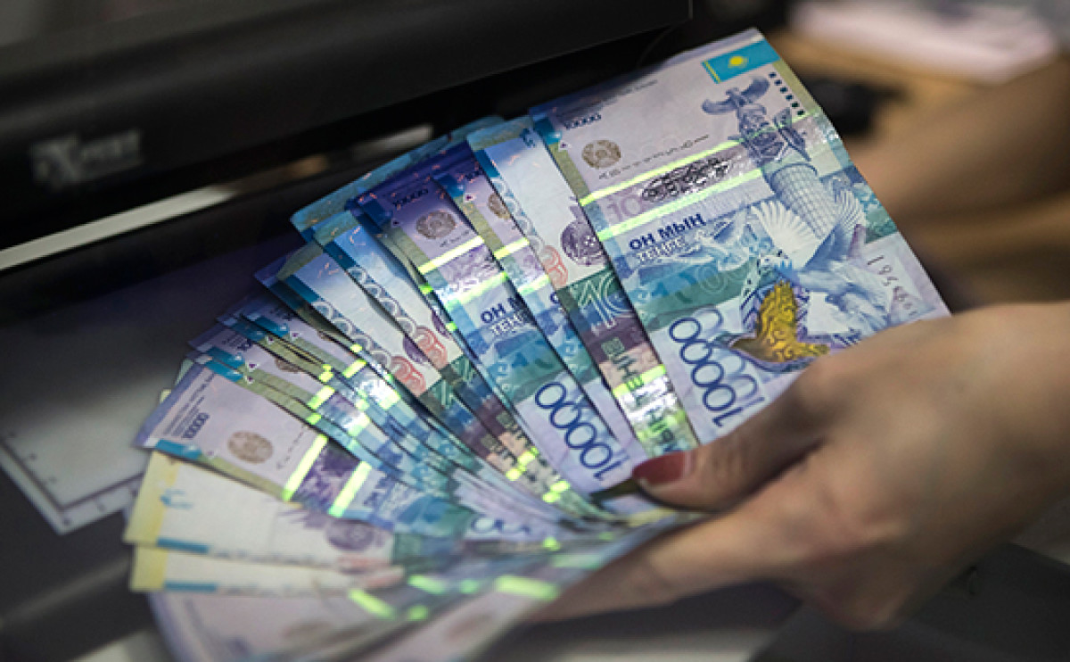 Тенге окреп к евро, но вновь ослаб относительно доллара и рубля 