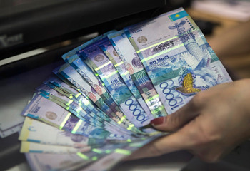 Тенге окреп к евро, но вновь ослаб относительно доллара и рубля 