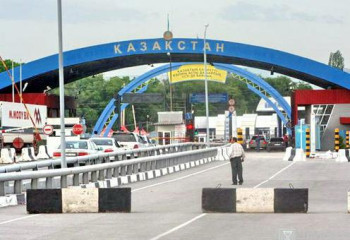 Казахстанец за 1,5 тысячи долларов обещал провезти через границу двух иностранцев