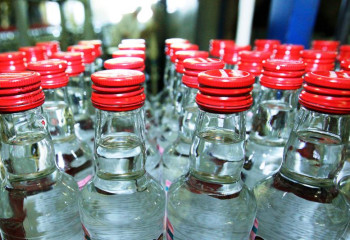 Қостанайда жалған акциз жапсырылған алкоголь өнімі тәркіленді