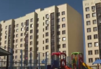 Трещины ползут по стенам новостройки в Шымкенте