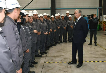Мемлекет басшысы тұрмыстық техника және көлік дөңгелегін шығаратын зауыттарға барды