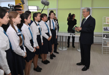 Президент посетил павлодарскую гимназию имени Абая для одаренных детей