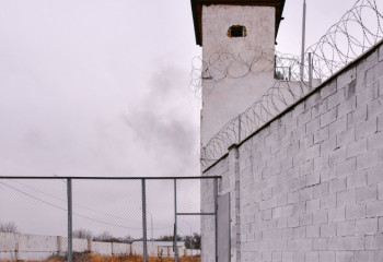 Четверых сотрудников колонии Уральска осудили за пытки