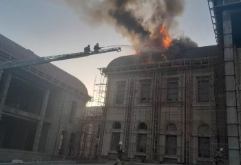 Шымкентте екі қабатты ғимараттың шатырынан өрт шықты