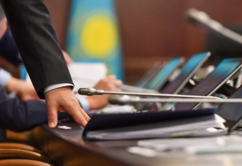 Лингвистикалық комиссияның төрағаcы сайлады