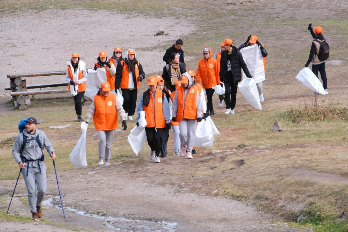 Алматинцы собрали 35 тонн мусора в горах Заилийского Алатау