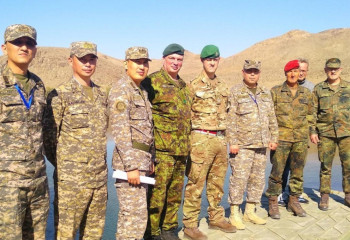 Инспекционная группа посещает военные объекты Казахстана