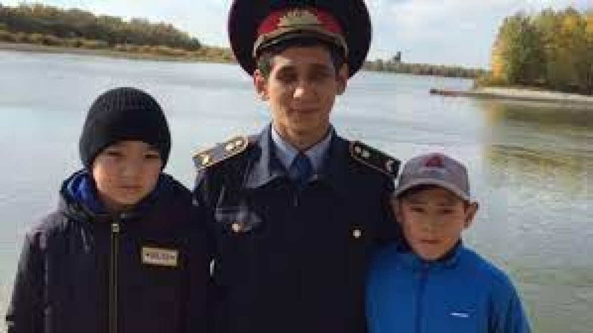 Полицейский вытащил из воды тонущих детей в Павлодарской области