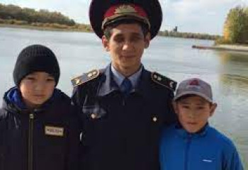 Полицейский вытащил из воды тонущих детей в Павлодарской области