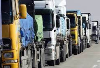 На выезде из Казахстана в Кыргызстан образовалась пробка из большегрузов