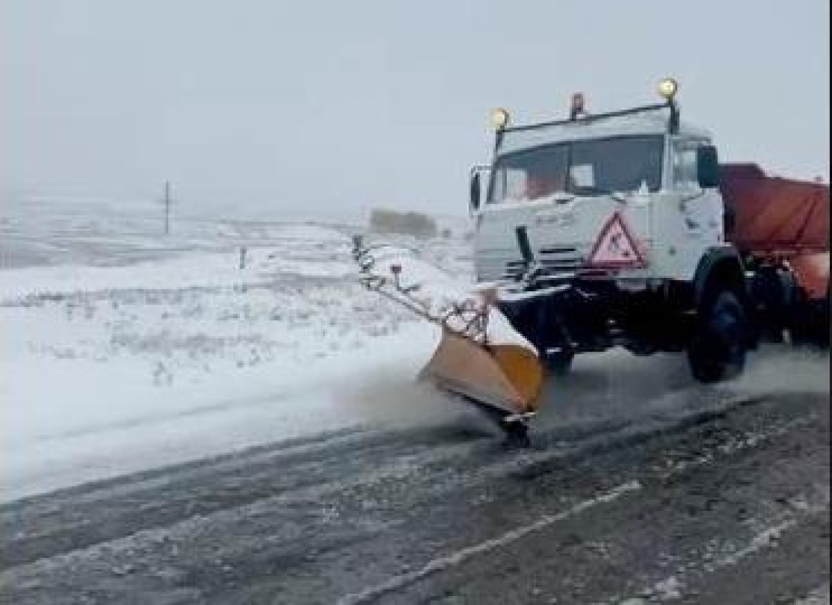 Снег на трассе в Алматинской области чистит спецтехника