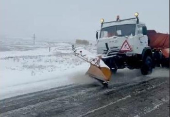 Снег на трассе в Алматинской области чистит спецтехника