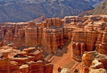 Туристы с гидом заблудились в Чарынском каньоне