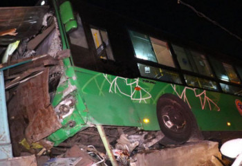 Автобус врезался в дом в Алматы, есть пострадавшие