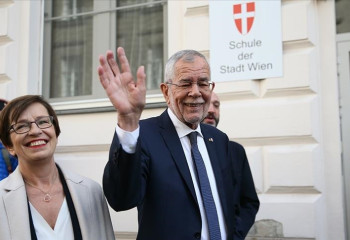 Alexander Van der Bellen wins 2nd term as Austria's president