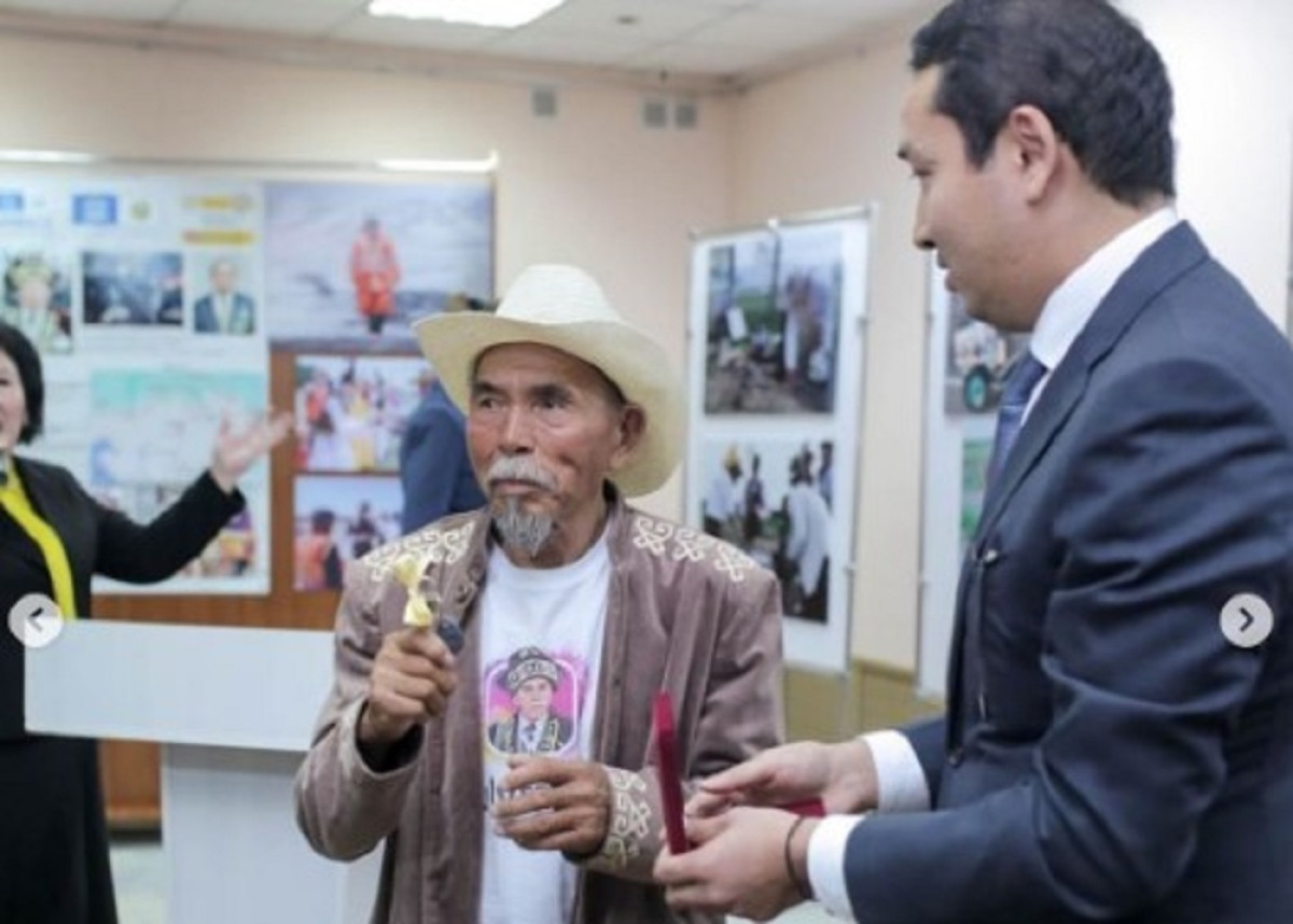 Двухкомнатную квартиру подарили дошедшему через весь Казахстан до Актау 72-летнему пенсионеру