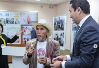 Двухкомнатную квартиру подарили дошедшему через весь Казахстан до Актау 72-летнему пенсионеру