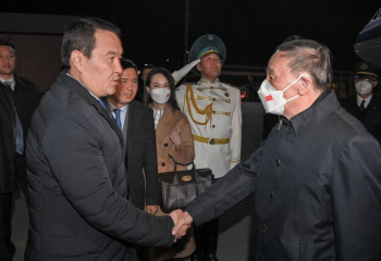 Үкімет басшысы ҚХР Төрағасының орынбасарын күтіп алды