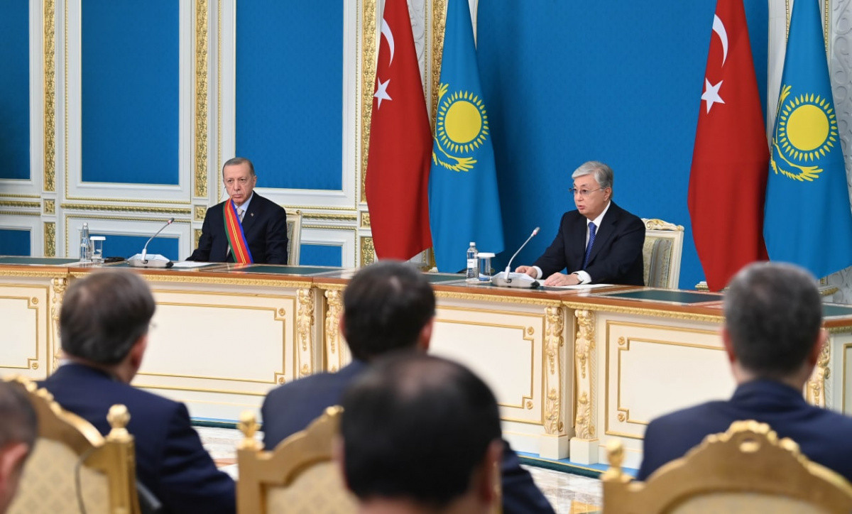Касым-Жомарт Токаев и Реджеп Тайип Эрдоган провели брифинг для представителей СМИ