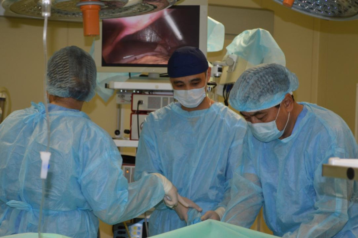 Столичные врачи провели редкую операцию пациентке с доброкачественной опухолью
