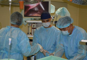 Столичные врачи провели редкую операцию пациентке с доброкачественной опухолью