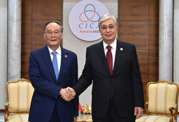 Tokayev holds meeting with Vice President of China 
