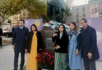 Астанада үндінің мемлекет қайраткері Махатма Гандидің ескерткіші ашылды