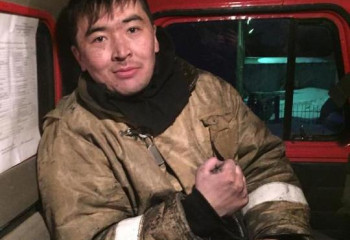 Пожарный в ВКО ведет видеоблог о своей работе