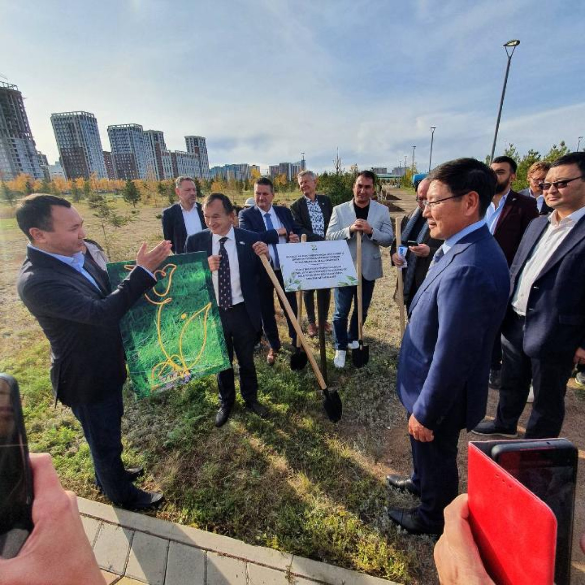 Ambassadors of Kazakhstan and Netherlands plant "Trees of Friendship" in Astana