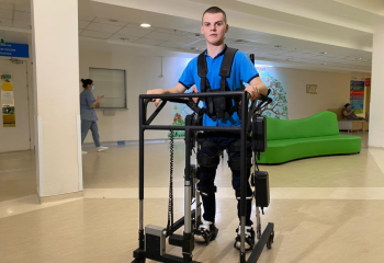 Елордалық балаға  жоғары технологиялық экзоскелет аппараты берілді