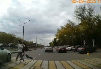 Едва не сбивший пешеходов водитель оштрафован в Павлодаре 