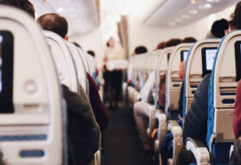 Ұшақта темекі шеккен қыздарға айыппұл салынды