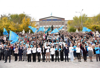 Тараздық жастар «Менің Әнұраным» акциясы аясында мемлекеттік әнұранды шырқады