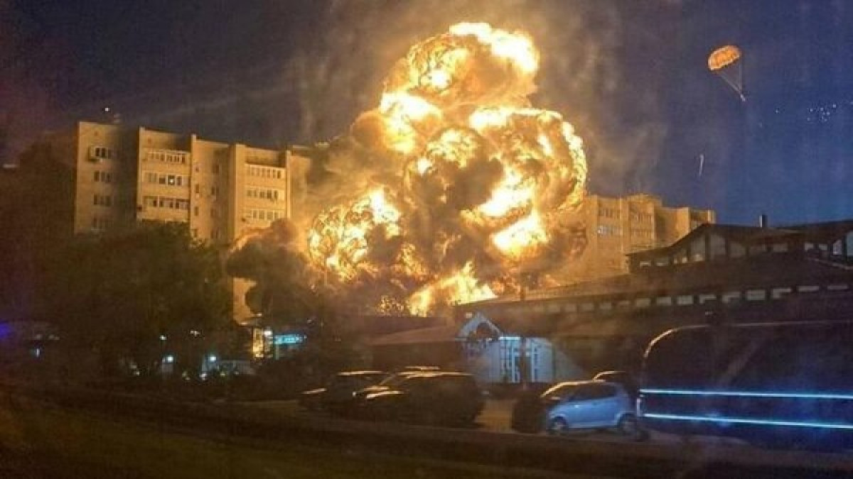 Военный самолет рухнул во дворе многоэтажки в российском Ейске