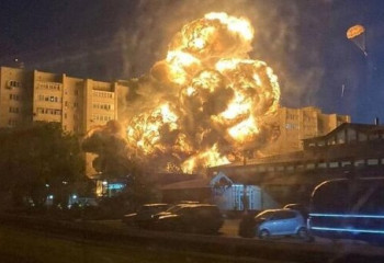 Военный самолет рухнул во дворе многоэтажки в российском Ейске