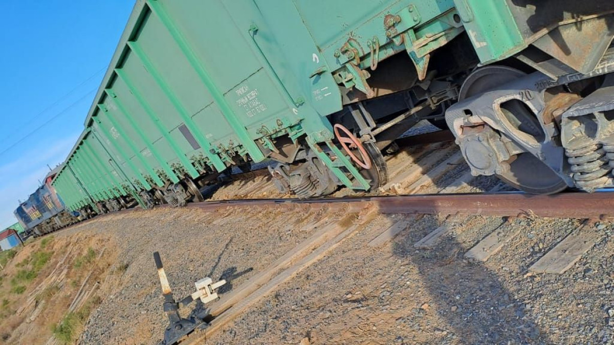 Три грузовых вагона сошли с колес в Атырауской области