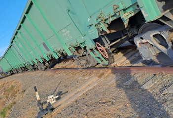 Три грузовых вагона сошли с колес в Атырауской области