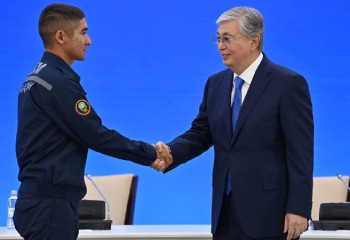 Президент вручил госнаграды группе граждан Алматинской области