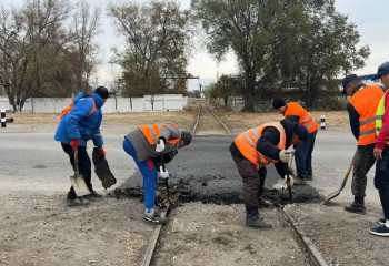 Алматыда теміржолдың үстіне асфальт төселіп кеткен