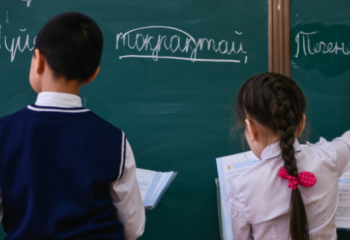 Шет елден көшіп келген оқушылардың ата-аналары еліміздегі білім сапасы туралы айтты