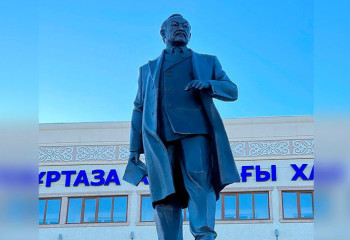 Таразда халық жазушысы Шерхан Мұртазаның ескерткіші ашылды