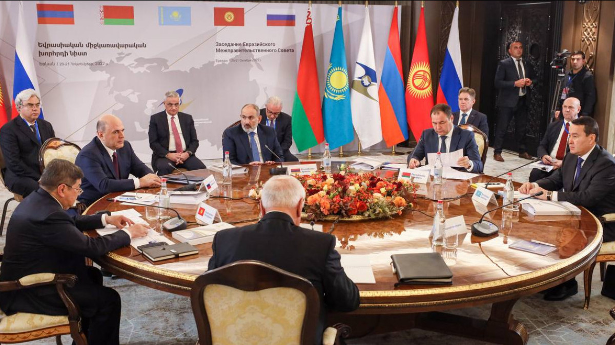 Премьер-Министр РК Алихан Смаилов прибыл с рабочим визитом в Ереван