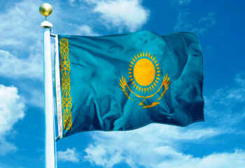 Байрақты үйлеріне ілген астаналықтар көпшілікті тәнті етуде